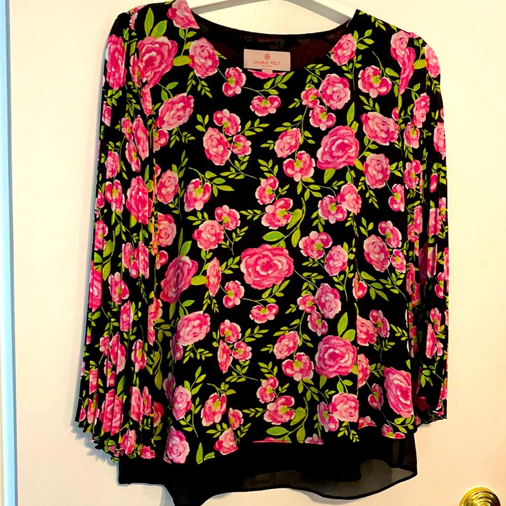 NEW Laurie Felt Tunic Top. Lovely roses and green leaveson black fully lined top
